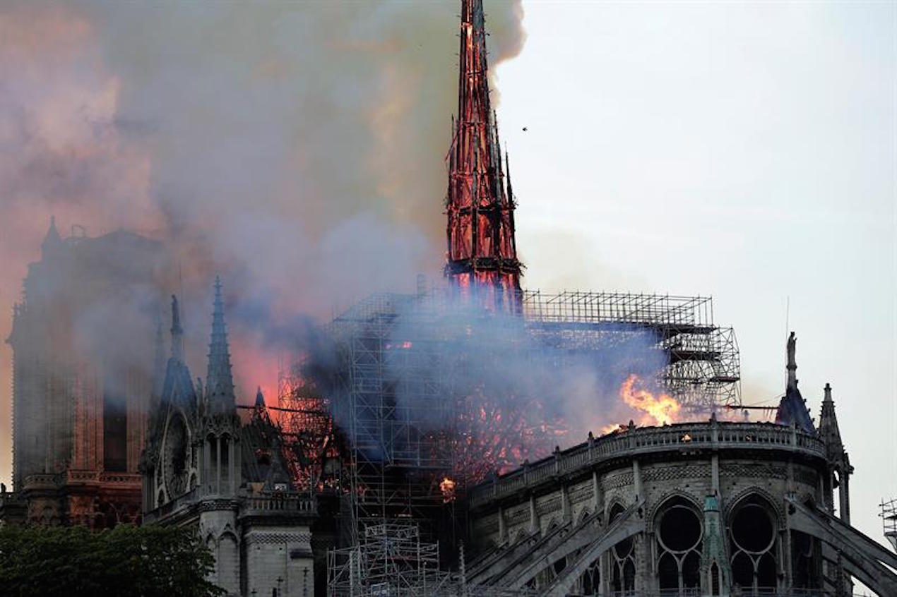 En llamas, la Catedral de Notre Dame.