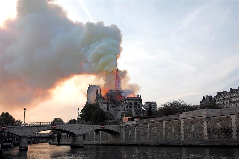 La historia de Notre Dame ha estado estrechamente asociada a la de la ciudad y a la de toda Francia, con algunos momentos que han dejado huella.