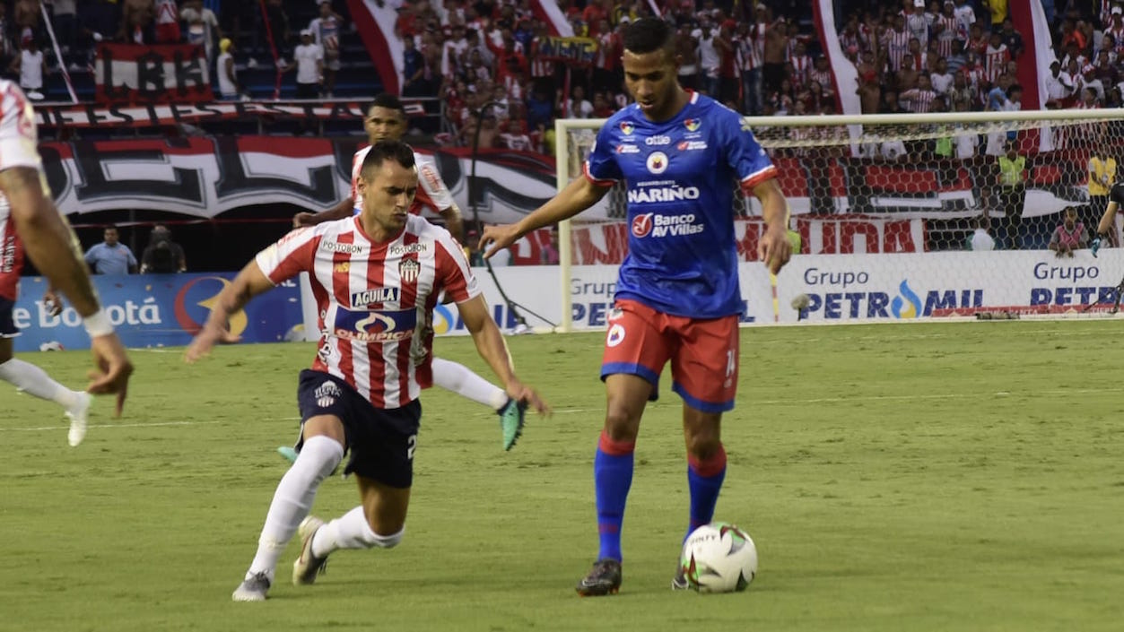 Marlon Piedrahita disputando el balón con Geisson Perea.
