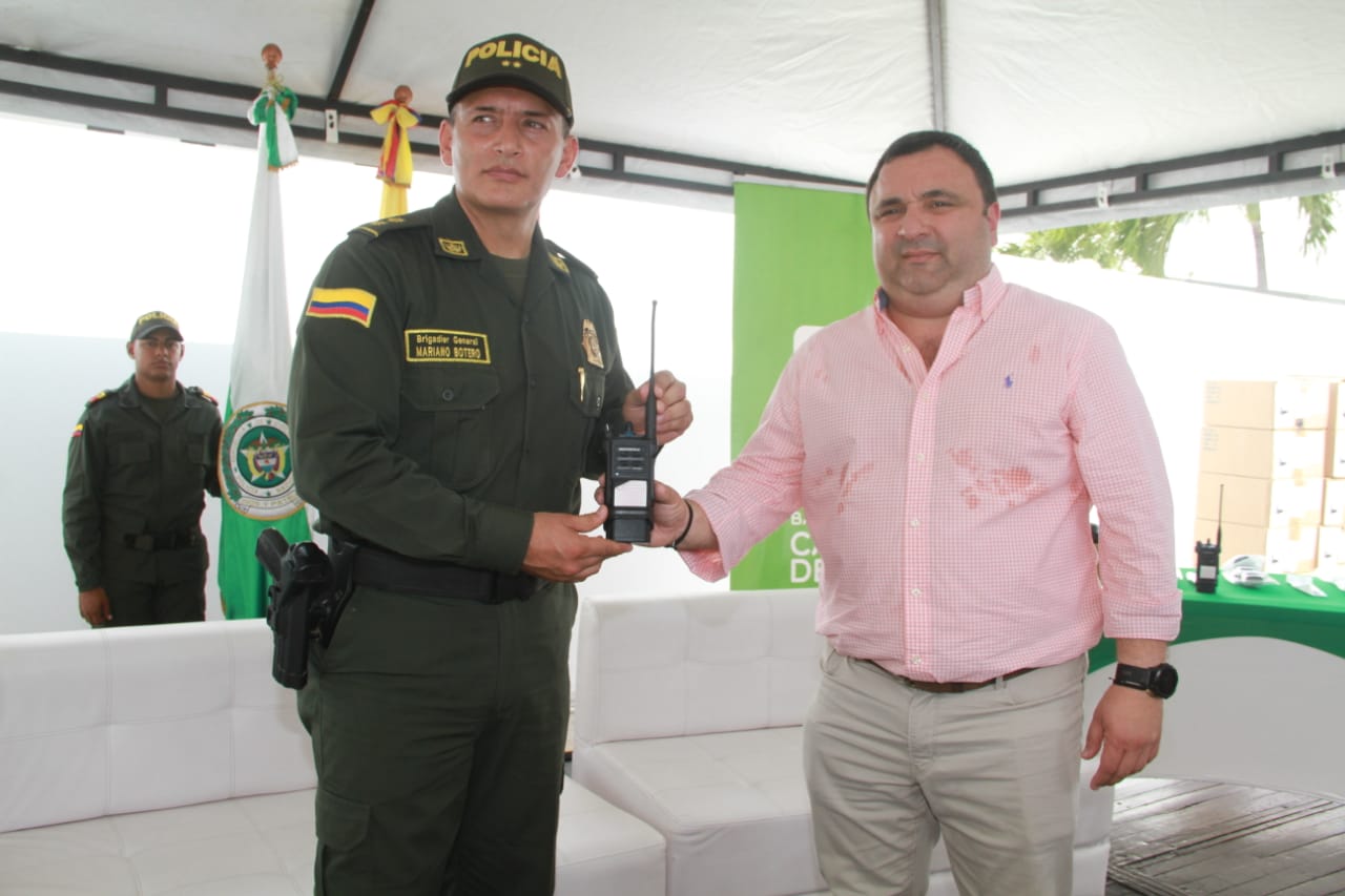 El Comandante de la Policía de Barranquilla, brigadier general Mariano Botero, recibe el radio del director de la Oficina de Seguridad del Distrito, Yesid Turbay.