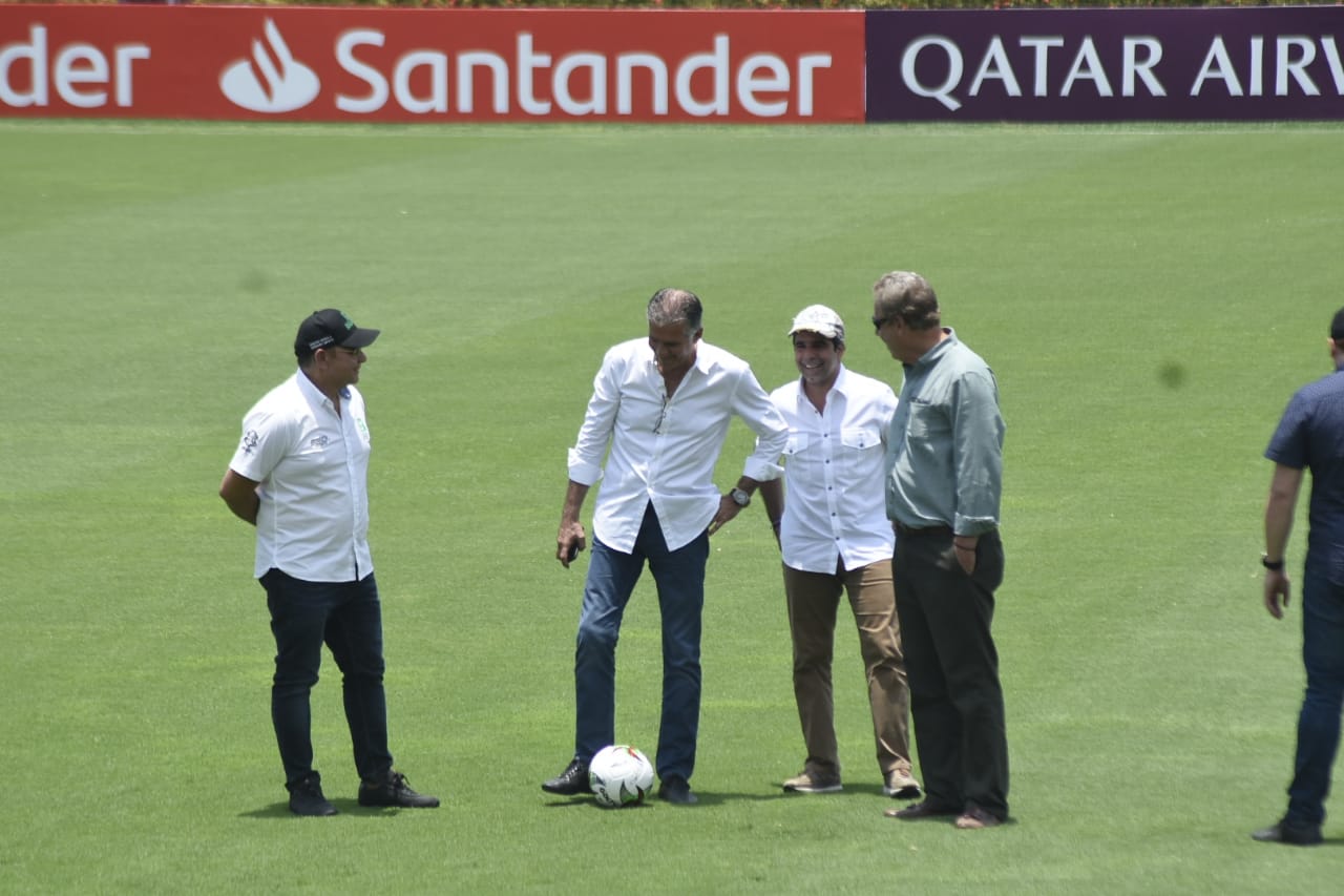 El técnico de la Selección Colombia, Carlos Queiroz, el Alcalde Alejandro Char y el presidente de la Federación Colombiana de Fútbol, Ramón Jesurún.