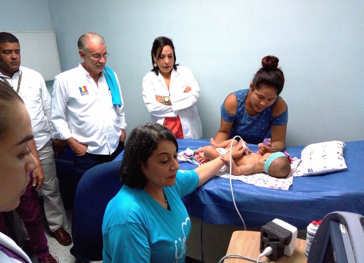 Médicos atienden varios pacientes en la XIV Brigada de Diagnóstico Cardiológico.
