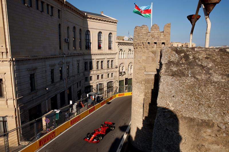 El piloto monegasco de la escudería Ferrari de Fórmula Uno, Charles Leclerc, participa en la segunda sesión de entrenamientos del Gran Premio de Azerbaiyán.