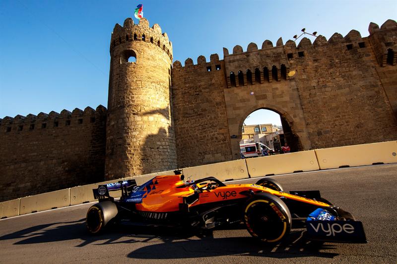 El piloto español de la escudería McLaren de Fórmula Uno, Carlos Sainz, participa en la segunda sesión de entrenamientos del Gran Premio de Azerbaiyán, la cuarta prueba del Mundial de Fórmula Uno, en el circuito de Bakú (Azerbaiyán). 