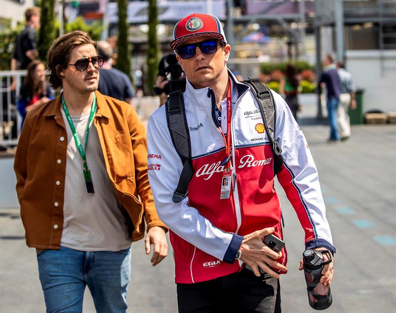 El piloto finlandés de la escudería Alfa Romeo Racing de Fórmula Uno, Kimi Raikkonen (d), camina por el ''paddock'', este viernes en el circuito de Bakú (Azerbaiyán). 