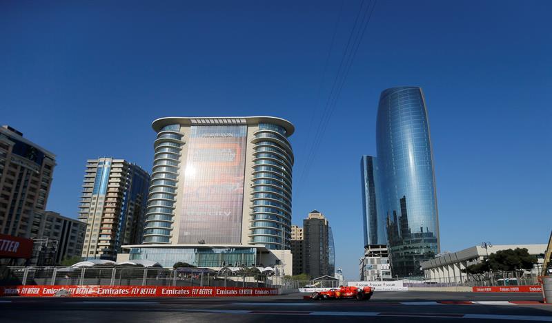  El piloto alemán de la escudería Ferrari de Fórmula Uno, Sebastian Vettel, participa en la segunda sesión de entrenamientos del Gran Premio de Azerbaiyán.