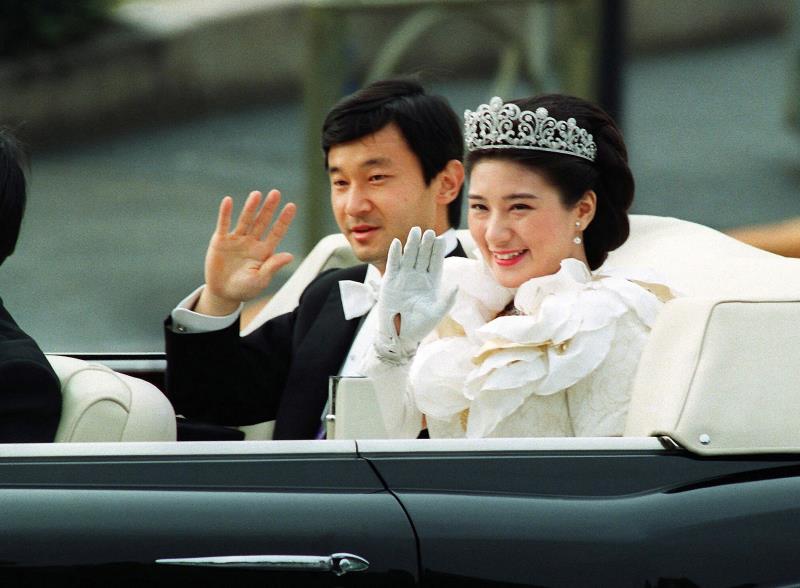 Foto de archivo del príncipe heredero de Japón Naruhito y su esposa, la princesa Masako, durante el desfile de su boda en Tokio (Japón) el 9 de junio de 1993. 