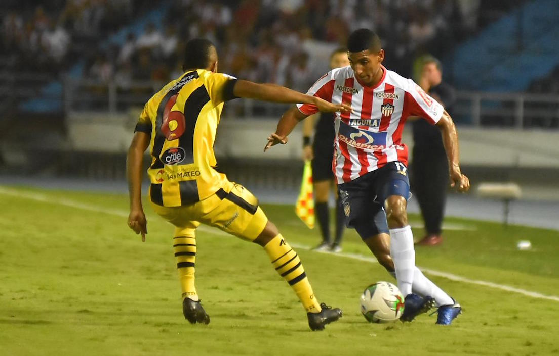 Gabriel Fuentes en jugada ofensiva frente a Jéisson Palacios.
