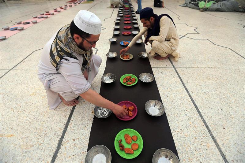 Hombres preparan comida para romper el ayuno durante el primer día de ramadán, este lunes en Peshawar (Pakistán).