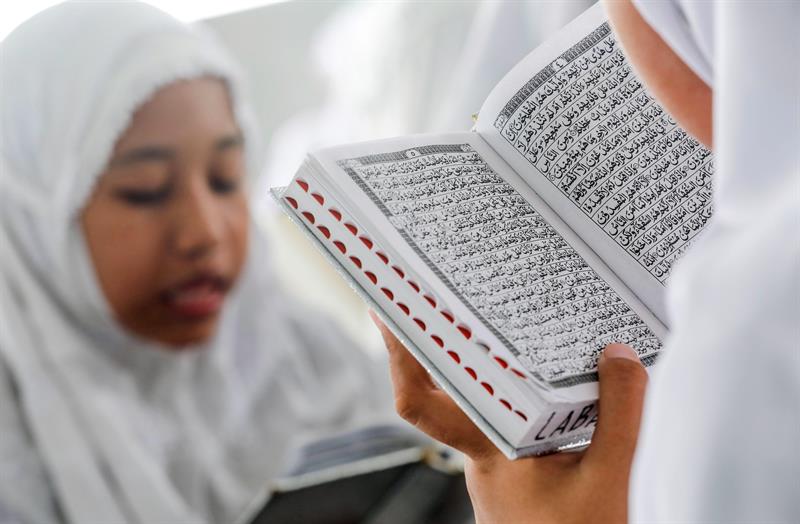 - Estudiantes indonesios leen el Corán en el primer día de Ramadán, este lunes, en Medan, Indonesia. 