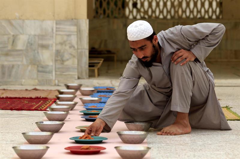 Un hombre coloca varios platos con comida para romper el ayuno durante el primer día de ramadán, este lunes en Peshawar (Pakistán). 