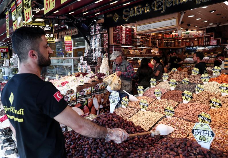 Varios personas acuden a un mercado durante la primera jornada del ramadán, este lunes en Estambul (Turquía). 