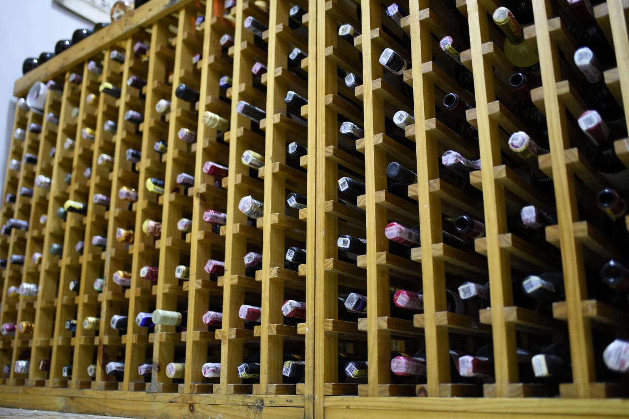El cliente recibe una atención personalizada para que puedan escoger el mejor vino para el momento. 