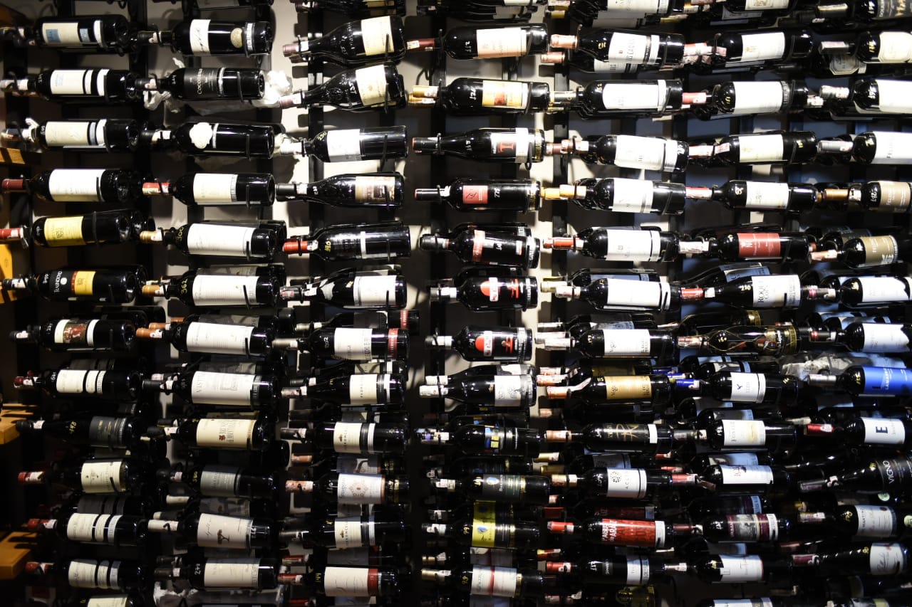 El cliente tiene la posibilidad de probar vinos de muchos países. 