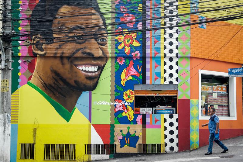 Un hombre camina frente a un grafiti de Pelé este viernes en Sao Paulo (Brasil).