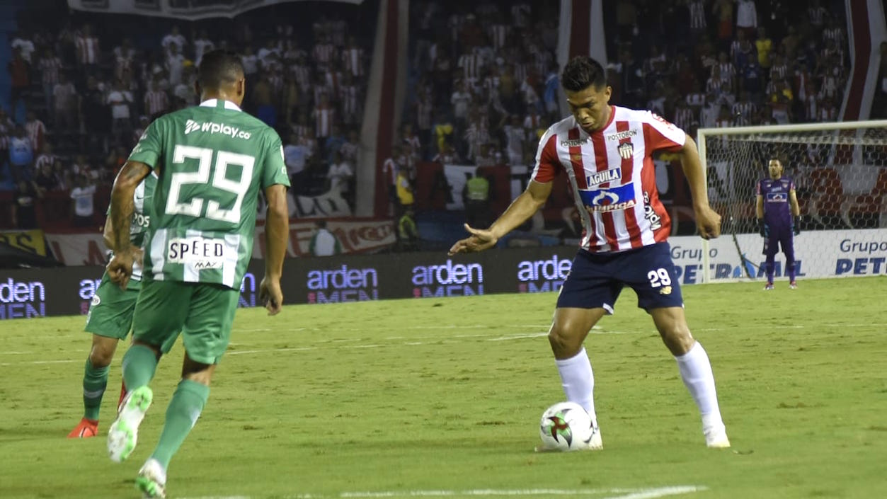 Teófilo Gutiérrez enfrentando la marca de Aldo Leao Ramírez.