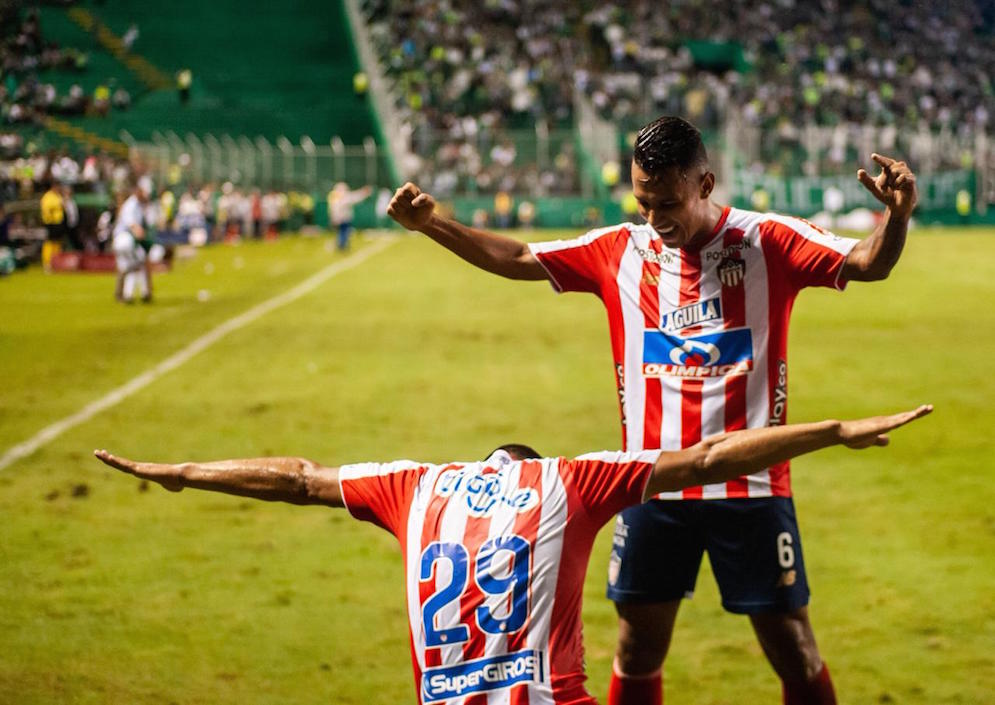 Singular celebración de Teófilo Gutiérrez del gol del triunfo con James Sánchez.
