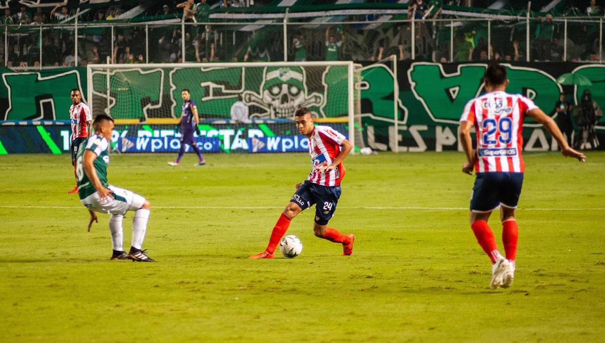 Víctor Cantillo filtrando un pase ofensivo.