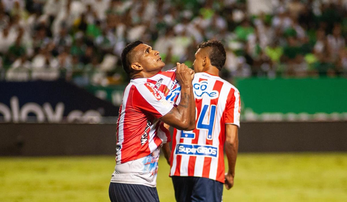 Luis Narváez agradeciendo el gol anotado de tiro penal.