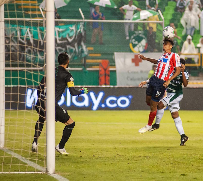 Luis Díaz intentando remate de cabeza frente a Camilo Vargas.
