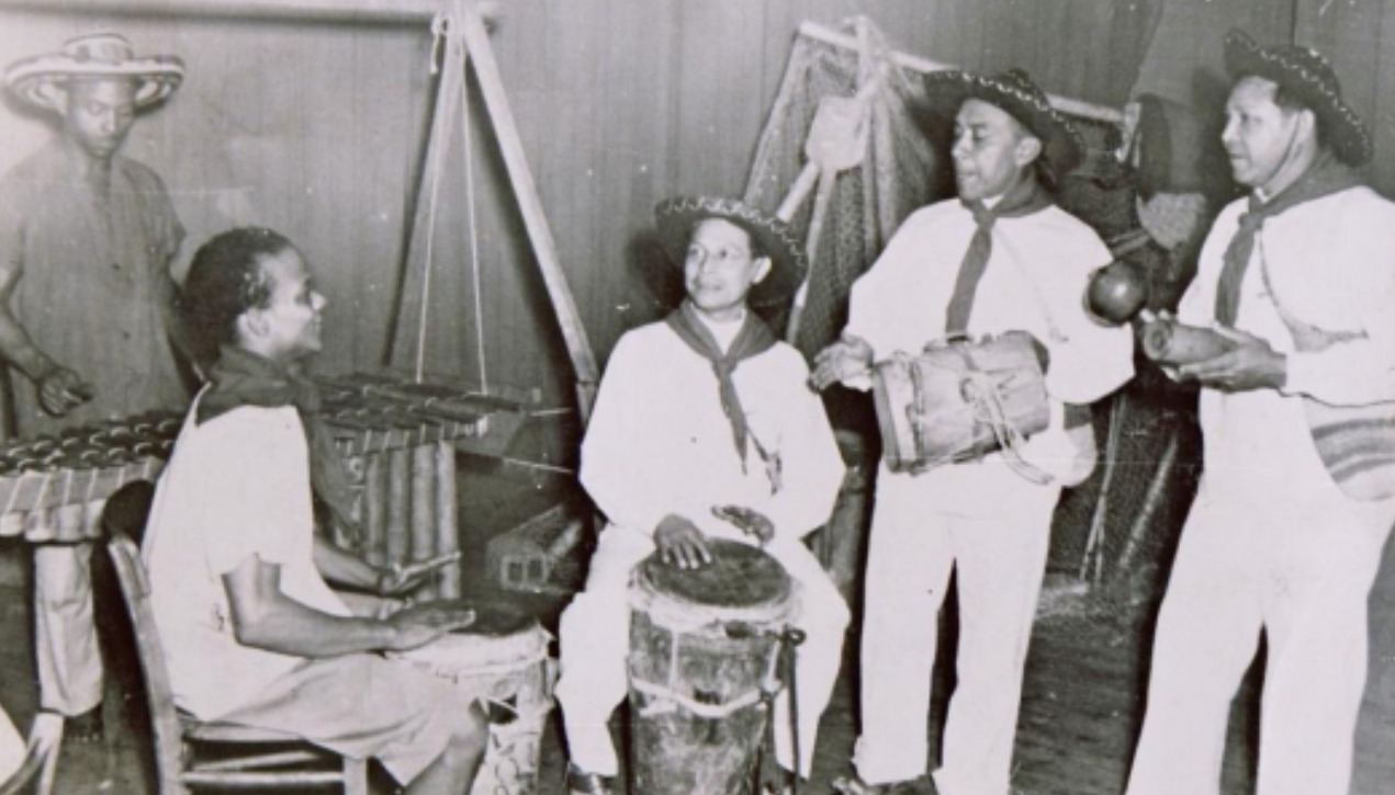 Delia Zapata Olivella junto a José Lara Juan Lara y Toño Fernandez 1958.