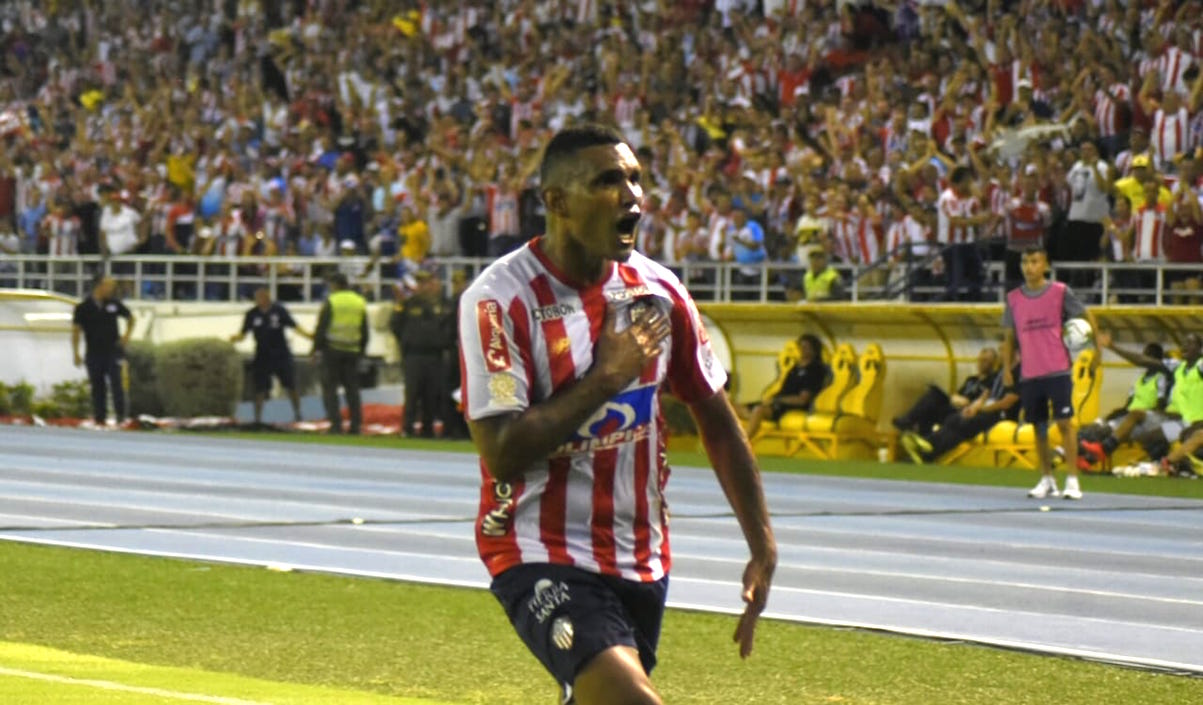 Luis Narváez festejando a todo pulmón el gol.