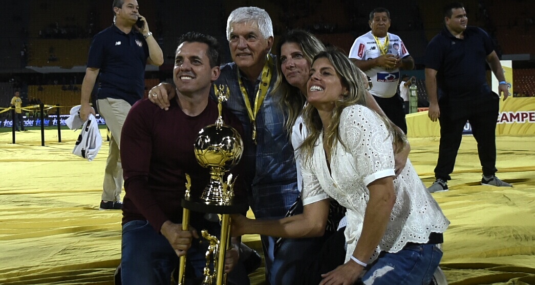 Comesaña celebra con su familia, el título obtenido en la Liga.