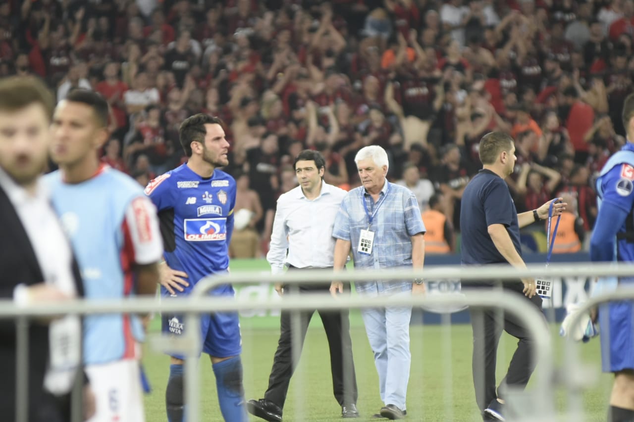 Antonio Char camina con Julio Comesaña, tras la final de la Copa Sudamericana.