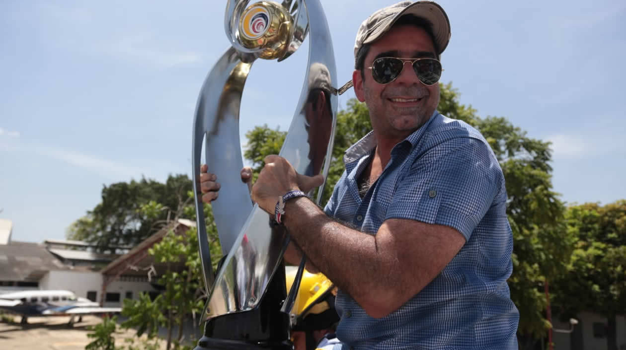 El alcalde de Barranquilla Alejandro Char exhibe el trofeo de campeón.