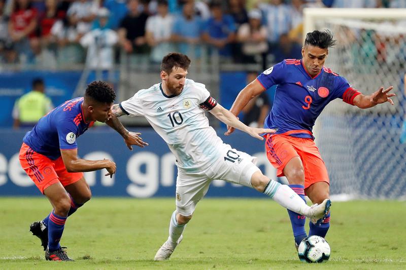 Lionel Messi (c) de Argentina disputa un balón con Wilmar Barrios (i) y Falcao García de Colombia.