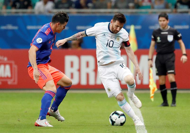 Lionel Messi (d) de Argentina disputa un balón con James Rodriguez de Colombia durante el partido Argentina-Colombia del Grupo B de la Copa América de Fútbol 2019, en el Estadio Arena Fonte Nova de Salvador, Brasil.
