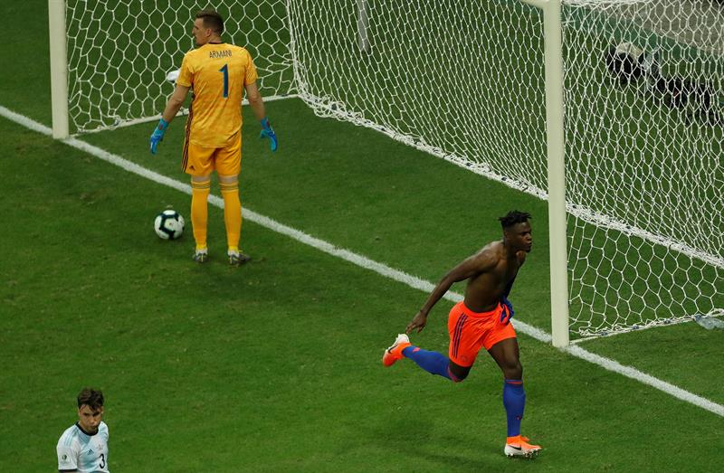 Duvan Zapata corre emocionado, sin camisa, tras marcar el gol para Colombia.