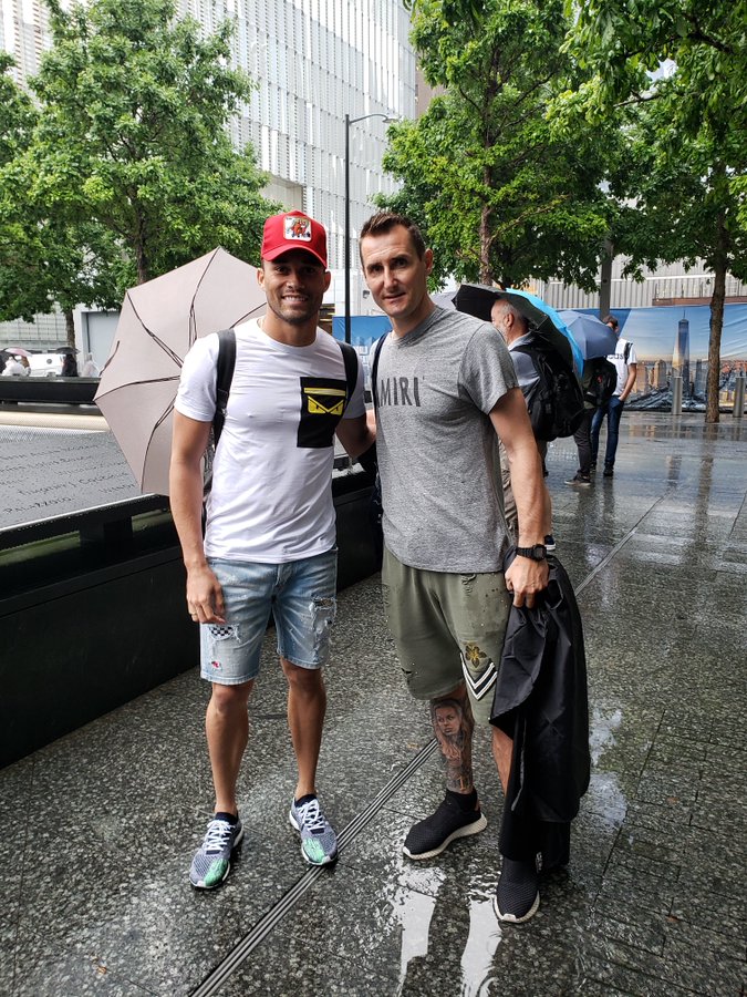 José Luis Chunga con Miroslav Klose. 