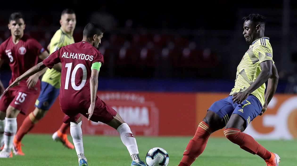 Duvan Zapata (d) disputa el balón con Hasan Alhaydos de Catar durante el partido Colombia-Catar