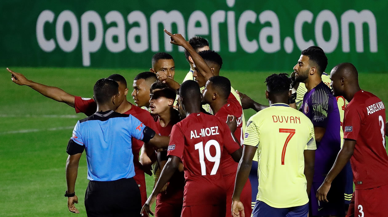 Jugadores de Catar reclaman una decisión del árbitro Alexis Herrera