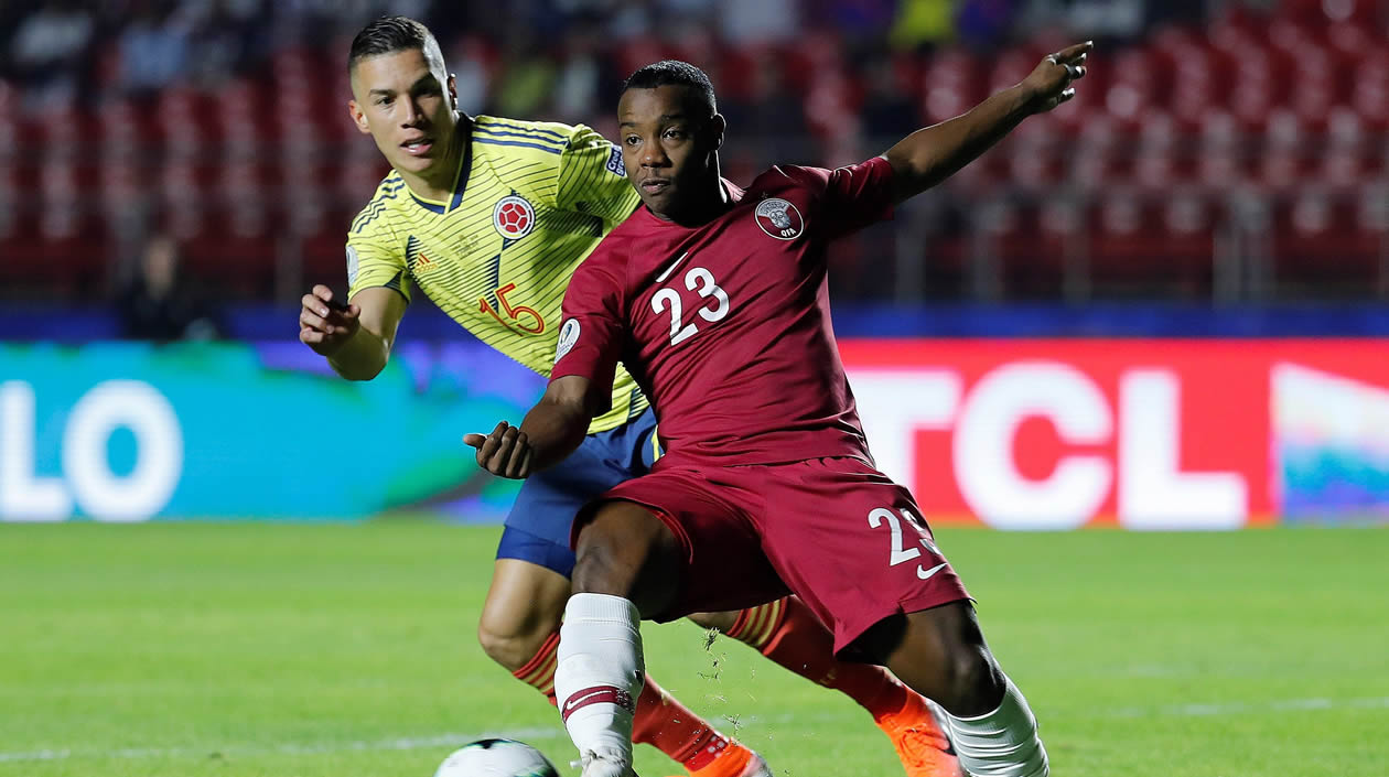 Mateus Uribe en una acción del juego ante Catar disputa el balón con Assim Madibo.