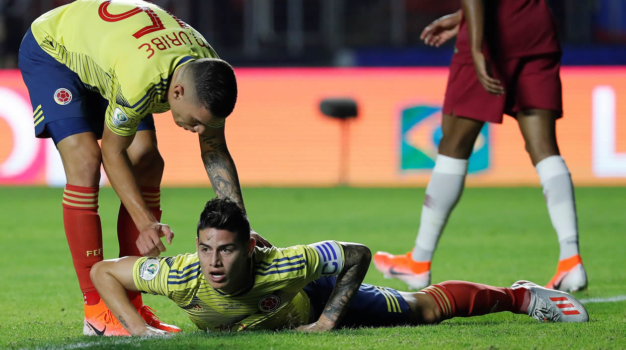 James Rodríguez cae durante el partido Colombia-Catar