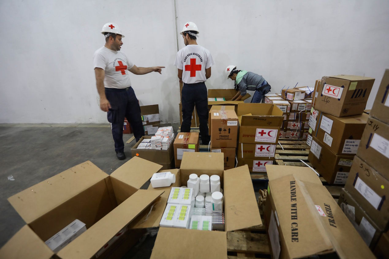 Voluntarios de la Cruz Roja venezolana organiza los cargamentos de medicamentos que llegaron al país el lunes provenientes del Centro Logístico de las Sociedades de la Cruz Roja y Media Luna Roja ubicado en Panamá.