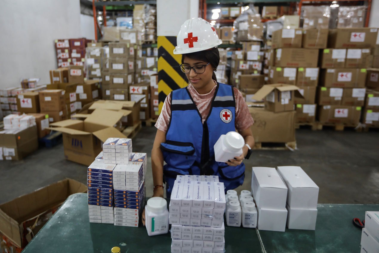 Voluntarios de la Cruz Roja venezolana organiza los cargamentos de medicamentos que llegaron al país el lunes provenientes del Centro Logístico de las Sociedades de la Cruz Roja y Media Luna Roja ubicado en Panamá.