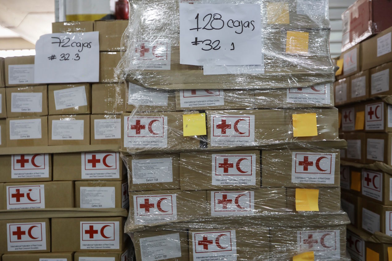 Vista de los cargamentos de medicamentos que llegaron al país el lunes provenientes del Centro Logistico de las Sociedades de la Cruz Roja y Media Luna Roja ubicado en Panamá, como parte de la ayuda humanitaria para Venezuela, este miércoles en Los Ruices, Caracas (Venezuela).