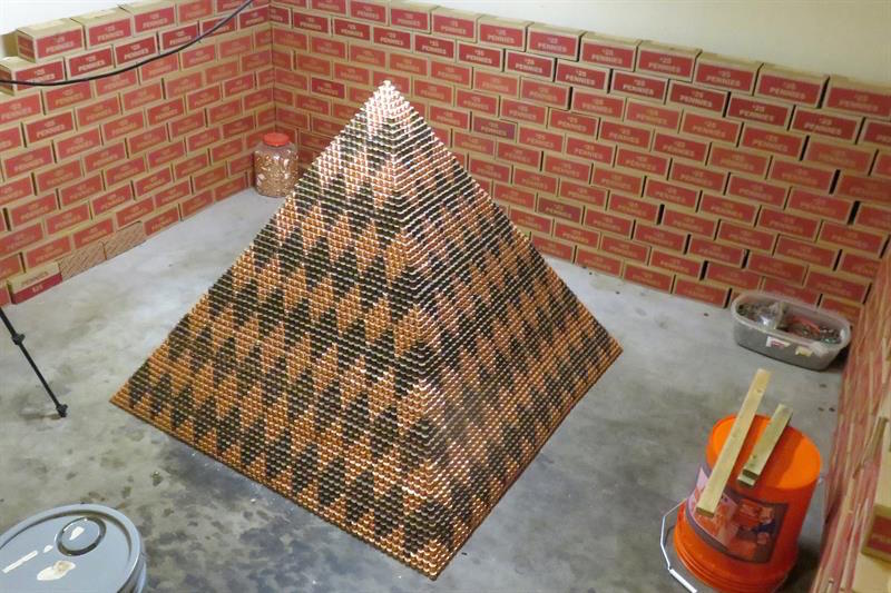 Una pirámide nombrada "Cooper Beast" (Bestia de cobre) que creó Cory Nielsen, de 55 años, con 1.030.315 monedas de un centavo de dólar, conocidas en Estados Unidos con el nombre de "penny".