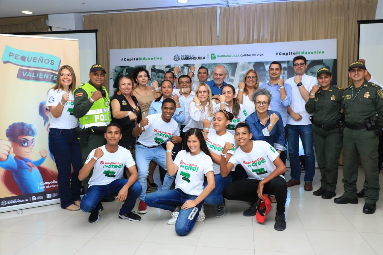 Los asistentes al lanzamiento de la campaña ‘Pequeños Valientes’.