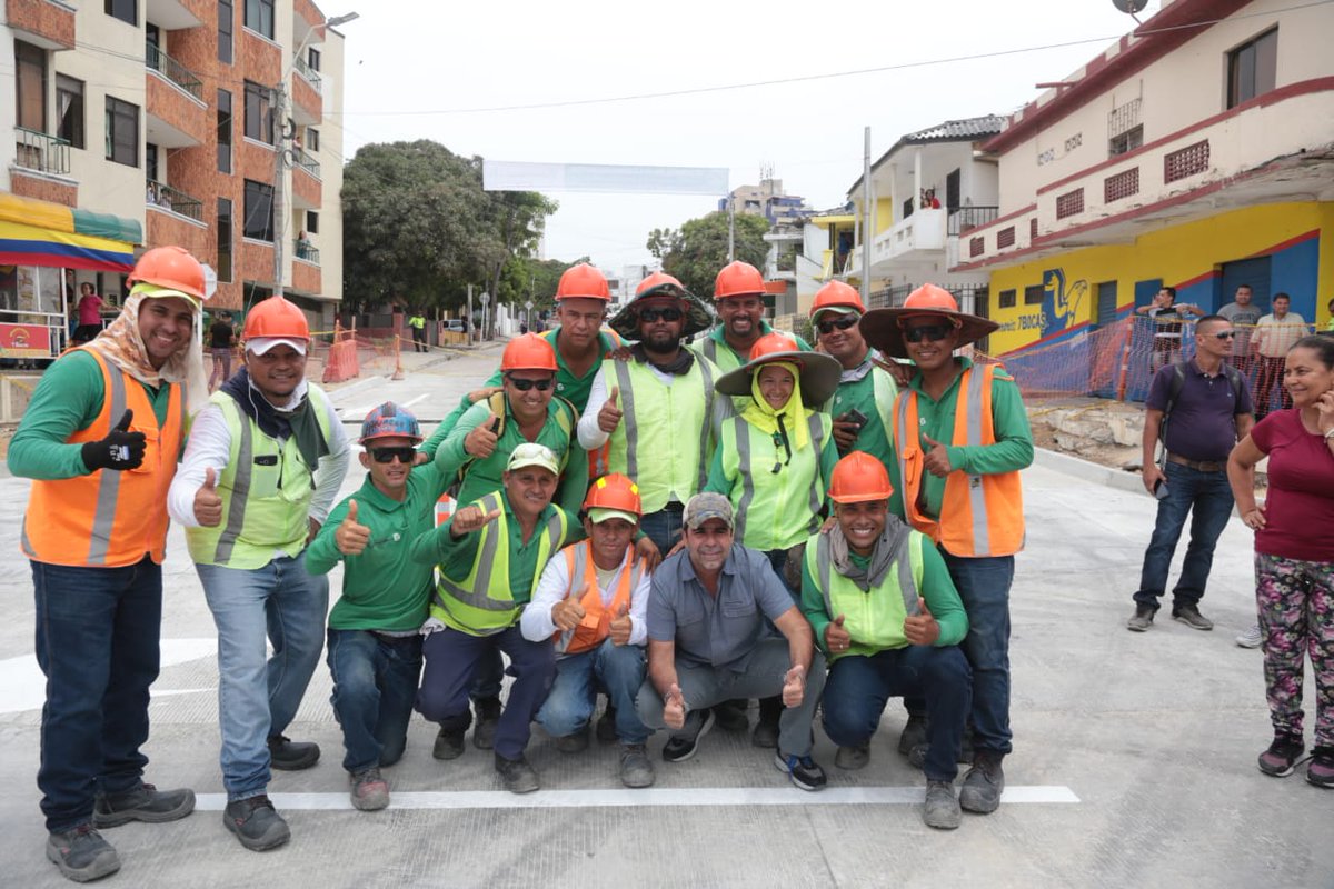 El Alcalde de Barranquilla, Alejandro Char y los trabajadores de la obra.