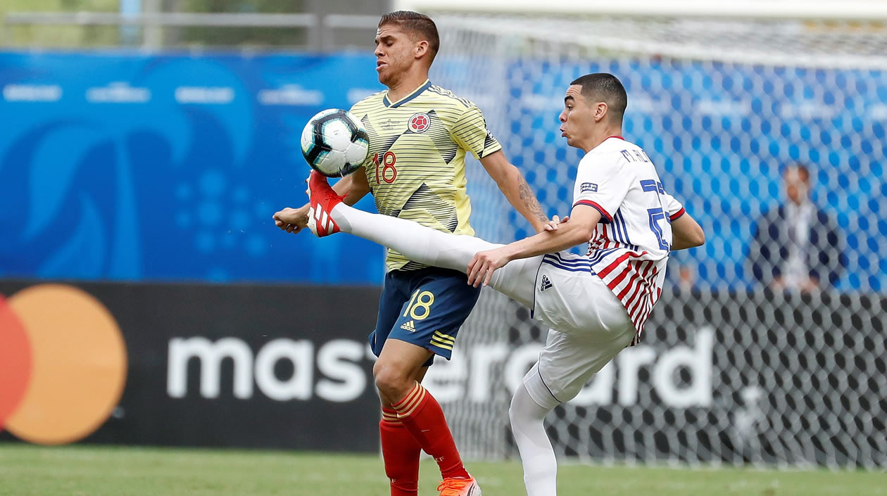 Gustavo Cuélllar (i) disputa el balón con Miguel Almirón de Paraguay, durante el partido Colombia-Paraguay 