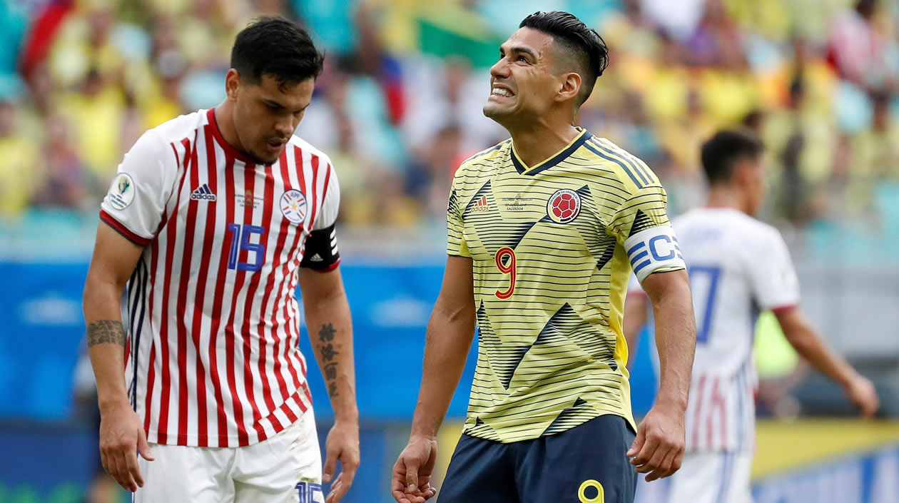 Falcao García de Colombia se lamenta, durante el partido Colombia-Paraguay