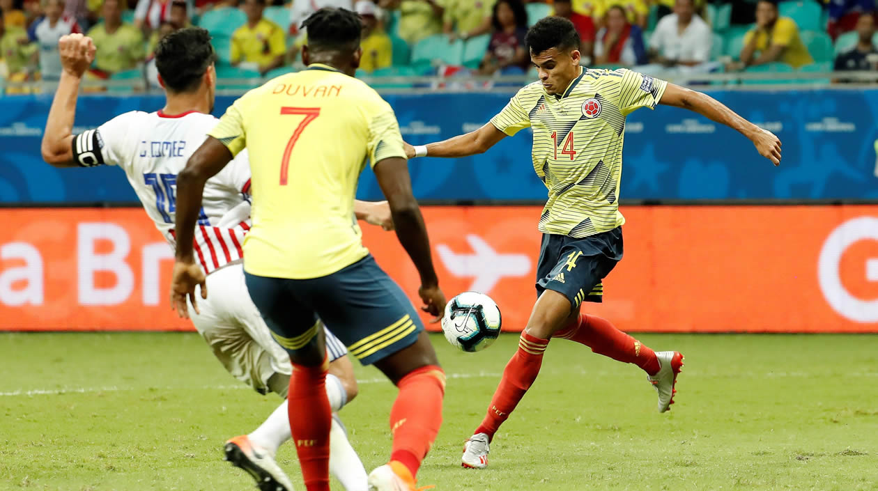 Luis Díaz de Colombia anota durante el partido Colombia-Paraguay, pero el gol fue anulado.
