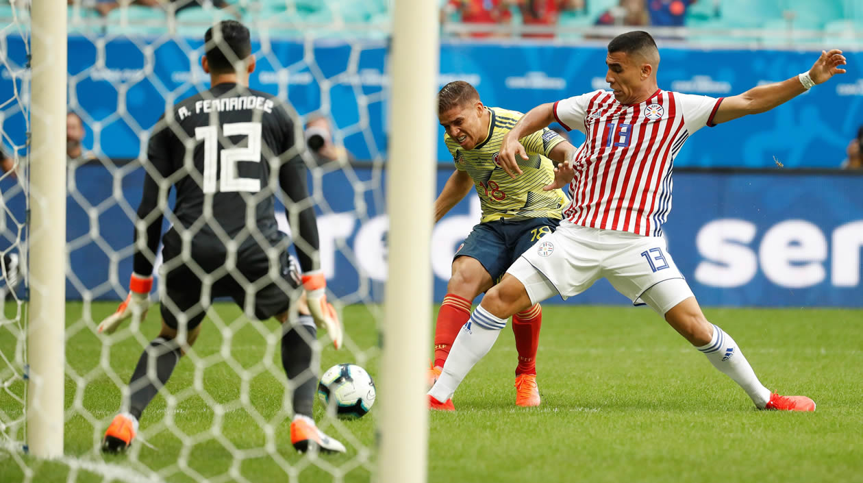 Gustavo Cuéllar (c) anota un gol, durante el partido Colombia-Paraguay