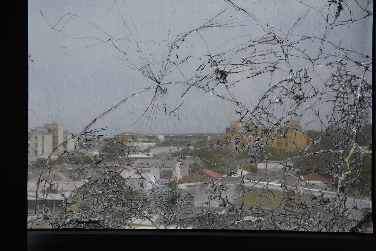 Vidrios de ventanales que no pudieron ser derribados, pero que sufrieron el impacto.