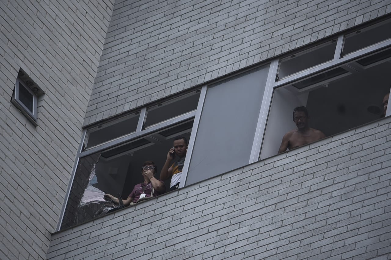 Los pacientes atrapados en los pisos más altos de la Clínica La Merced.