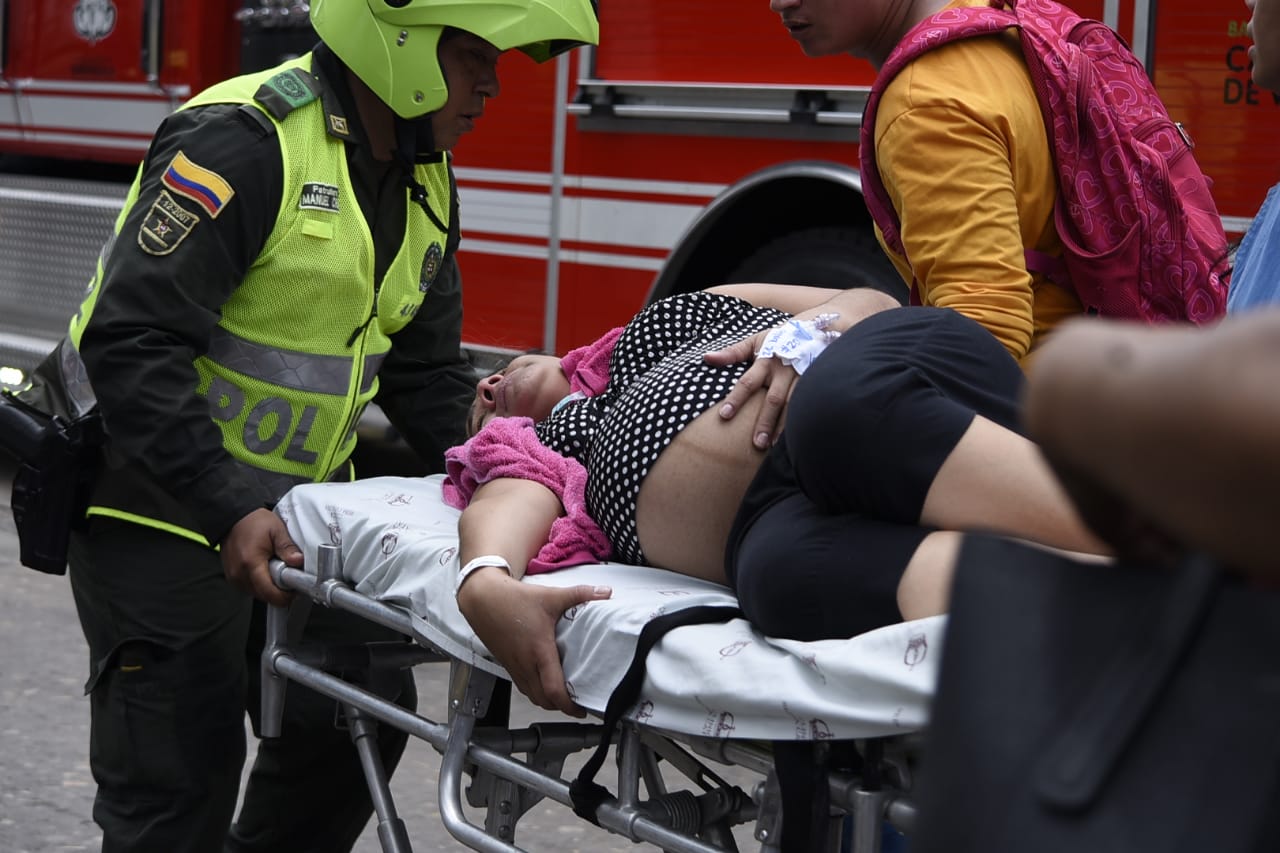 Paciente embarazada sacada en una camilla de la Clínica La Merced.